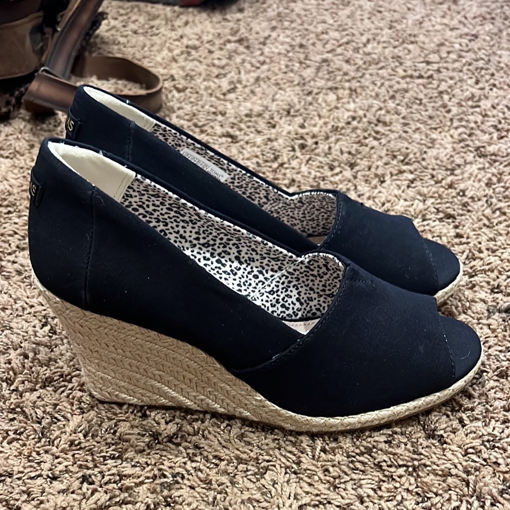 NWOT (TOMS peep toe wedge)